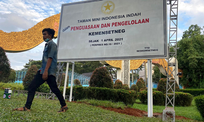 Presiden Joko Widodo meneken Peraturan Presiden (Perpres) Nomor 19 Tahun 2021 tentang Pengelolaan Taman Mini Indonesia Indah (TMII).