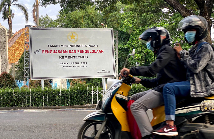 Presiden Joko Widodo meneken Peraturan Presiden (Perpres) Nomor 19 Tahun 2021 tentang Pengelolaan Taman Mini Indonesia Indah (TMII).