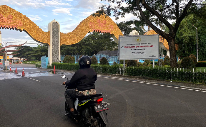 Presiden Joko Widodo meneken Peraturan Presiden (Perpres) Nomor 19 Tahun 2021 tentang Pengelolaan Taman Mini Indonesia Indah (TMII).