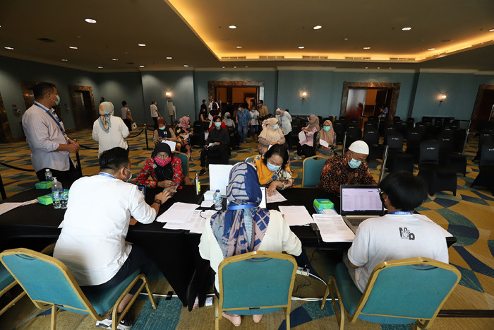 Petugas menyuntikkan vaksin Covid-19 kepada penerima vaksin di Senayan City, Jakarta, Rabu (7/4/2021).