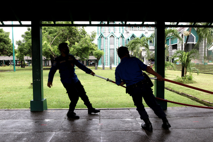 Petugas pemadam kebakaran tengah menyemprotkan cairan disinfektan di Masjid Al Markaz Al Islami, Makassar, Sulawesi Selatan, Kamis (8/4/2021).