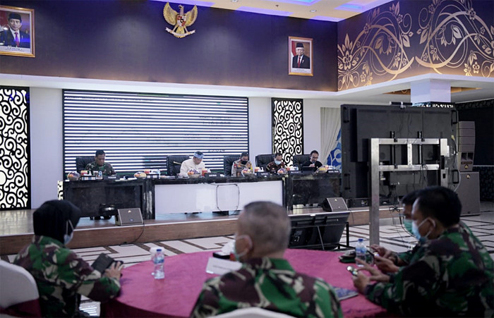 Gubernur Jawa Barat Ridwan Kamil saat menghadiri Rapat Komite Kebijakan Penanganan Covid-19 dan Pemulihan Ekonomi Daerah, di Bandung, Kamis (8/4/2021).