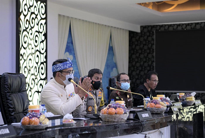 Gubernur Jawa Barat Ridwan Kamil saat menghadiri Rapat Komite Kebijakan Penanganan Covid-19 dan Pemulihan Ekonomi Daerah, di Bandung, Kamis (8/4/2021).