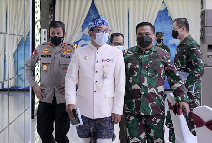 Gubernur Jawa Barat Ridwan Kamil saat menghadiri Rapat Komite Kebijakan Penanganan Covid-19 dan Pemulihan Ekonomi Daerah, di Bandung, Kamis (8/4/2021).