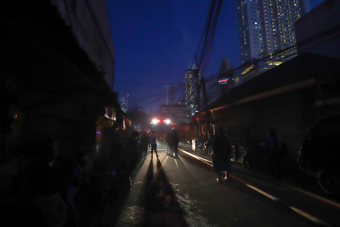 Petugas bersama warga berusaha memadamkan api yang menghanguskan permukiman warga di Kebon Melati, Tanah Abang, Jakarta Pusat, Kamis (8/4/2021).