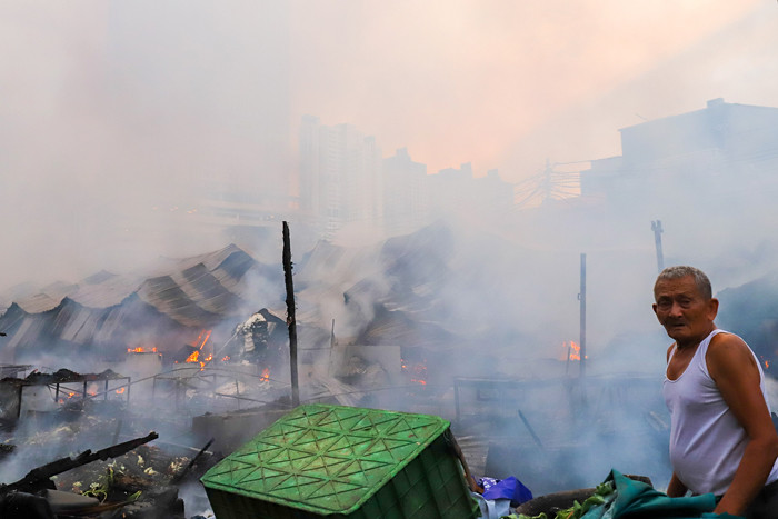 Petugas bersama warga berusaha memadamkan api yang menghanguskan permukiman warga di Kebon Melati, Tanah Abang, Jakarta Pusat, Kamis (8/4/2021).