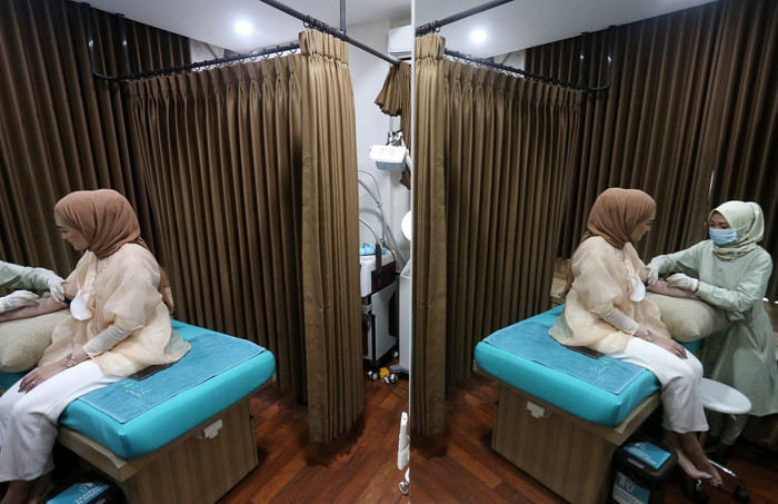 Pasien mendapatkan perawatan di Maxine Aesthetic Clinic Surabaya, Jawa Timur, Kamis (8/4/2021).