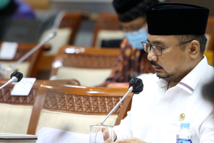 Menteri Agama Yaqut Cholil Qoumas menyampaikan pandangannya saat rapat kerja bersama Komisi VIII DPR di Komplek Parlemen, Jakarta, Kamis (8/4/2021).
