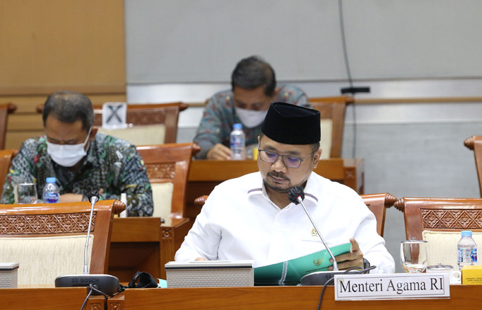Menteri Agama Yaqut Cholil Qoumas menyampaikan pandangannya saat rapat kerja bersama Komisi VIII DPR di Komplek Parlemen, Jakarta, Kamis (8/4/2021).