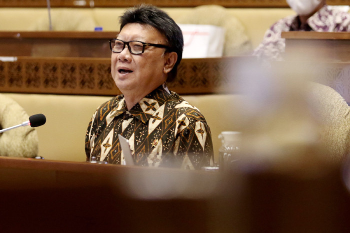 MenPAN-RB Tjahjo Kumolo mengikuti rapat kerja bersama Komisi II DPR di Komplek Parlemen, Jakarta, Kamis (8/4/2021).