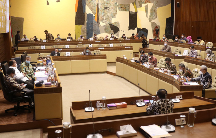MenPAN-RB Tjahjo Kumolo mengikuti rapat kerja bersama Komisi II DPR di Komplek Parlemen, Jakarta, Kamis (8/4/2021).