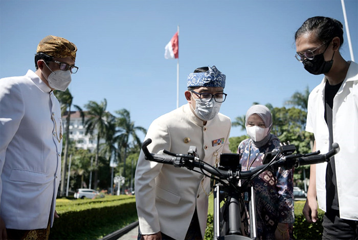 Gubernur Jawa Barat Ridwan Kamil saat acara Sosialisasi dan Pameran Kendaraan Bermotor Listrik Berbasis Baterai di Bandung, Kamis (8/4/2021).