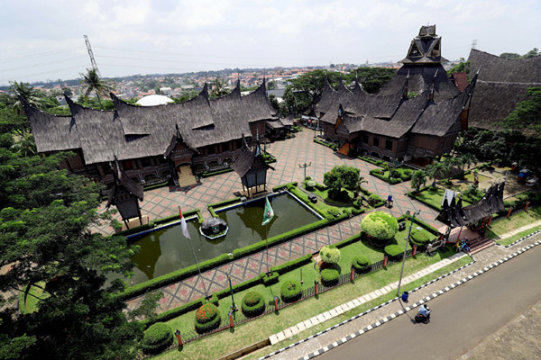Suasana aktivitas di Taman Mini Indonesia Indah (TMII) Jakarta, Kamis (8/4/2021).