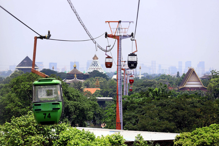 Suasana aktivitas di Taman Mini Indonesia Indah (TMII) Jakarta, Kamis (8/4/2021).