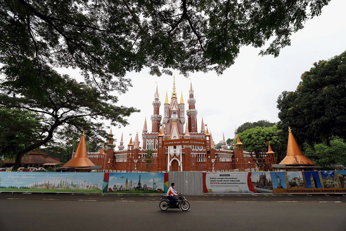 Suasana aktivitas di Taman Mini Indonesia Indah (TMII) Jakarta, Kamis (8/4/2021).
