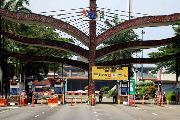Suasana aktivitas di Taman Mini Indonesia Indah (TMII) Jakarta, Kamis (8/4/2021).