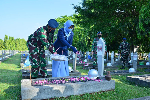 Kepala Staf Angkatan Udara (Kasau) Marsekal TNI Fadjar Prasetyo melakukan tabur bunga saat ziarah ke TMP Kalibata, Jakarta, Kamis (8/4/2021).