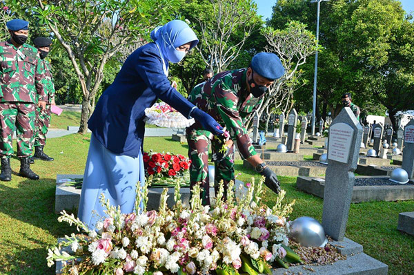 Kepala Staf Angkatan Udara (Kasau) Marsekal TNI Fadjar Prasetyo melakukan tabur bunga saat ziarah ke TMP Kalibata, Jakarta, Kamis (8/4/2021).