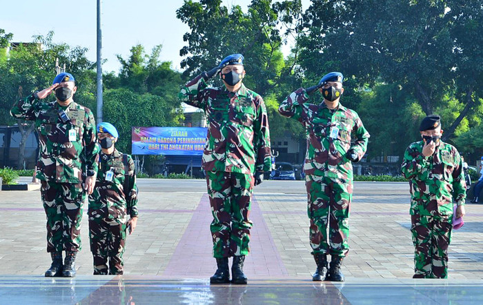 Kepala Staf Angkatan Udara (Kasau) Marsekal TNI Fadjar Prasetyo melakukan tabur bunga saat ziarah ke TMP Kalibata, Jakarta, Kamis (8/4/2021).