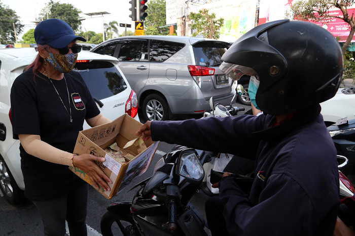 Anggota Maluku Satu Rasa melalukan aksi penggalangan dana bantuan untuk bencana NTT di Surabaya, Jawa Timur, Jumat (9/4/2021).