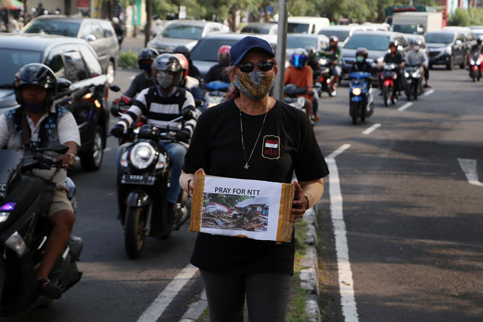 Anggota Maluku Satu Rasa melalukan aksi penggalangan dana bantuan untuk bencana NTT di Surabaya, Jawa Timur, Jumat (9/4/2021).