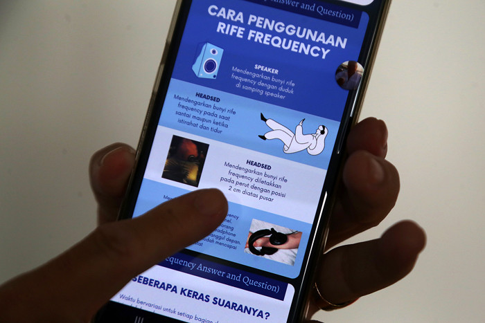 Metode terapi kesehatan menggunakan aplikasi kesehatan berbasis digital Terapi Ayosehat di Surabaya, Jumat (9/4/2021).