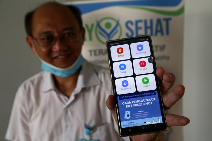 Metode terapi kesehatan menggunakan aplikasi kesehatan berbasis digital Terapi Ayosehat di Surabaya, Jumat (9/4/2021).