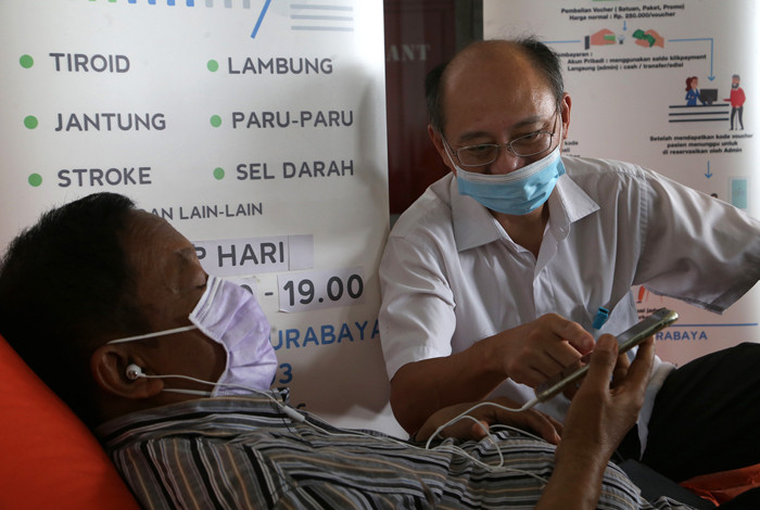 Metode terapi kesehatan menggunakan aplikasi kesehatan berbasis digital Terapi Ayosehat di Surabaya, Jumat (9/4/2021).