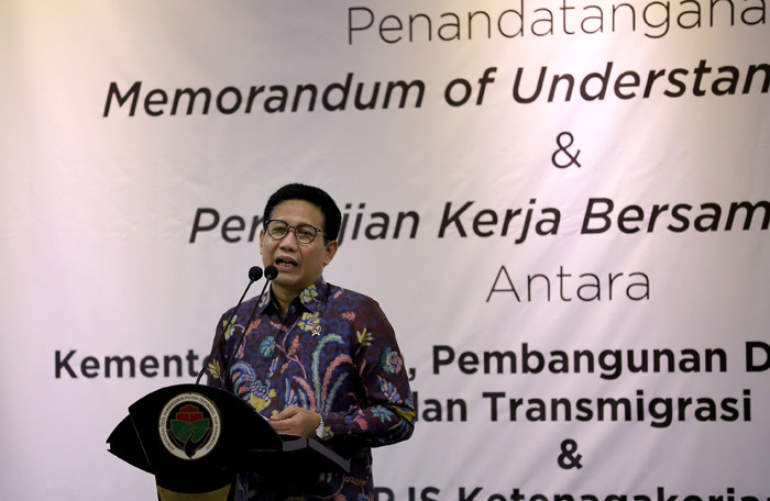Menteri Desa, PDTT Abdul Halim Iskandar bersama Direktur Utama BP Jamsostek Anggoro Eko Cahyo saat penandatanganan MoU di Jakarta, Jumat (9/4/2021).