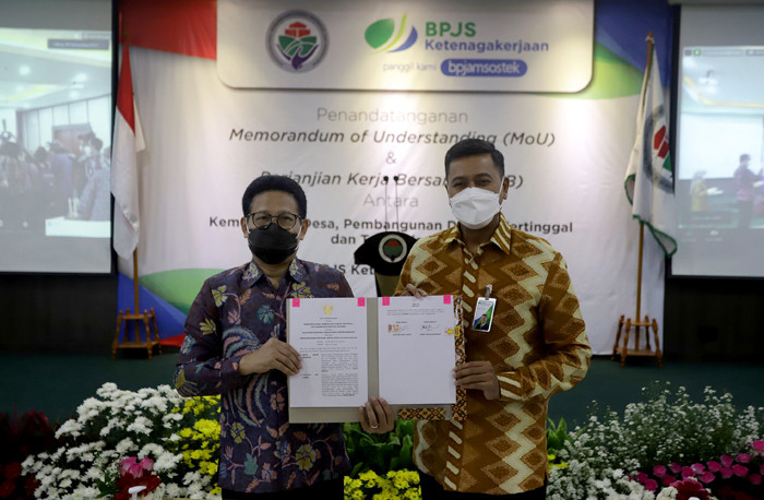 Menteri Desa, PDTT Abdul Halim Iskandar bersama Direktur Utama BP Jamsostek Anggoro Eko Cahyo saat penandatanganan MoU di Jakarta, Jumat (9/4/2021).