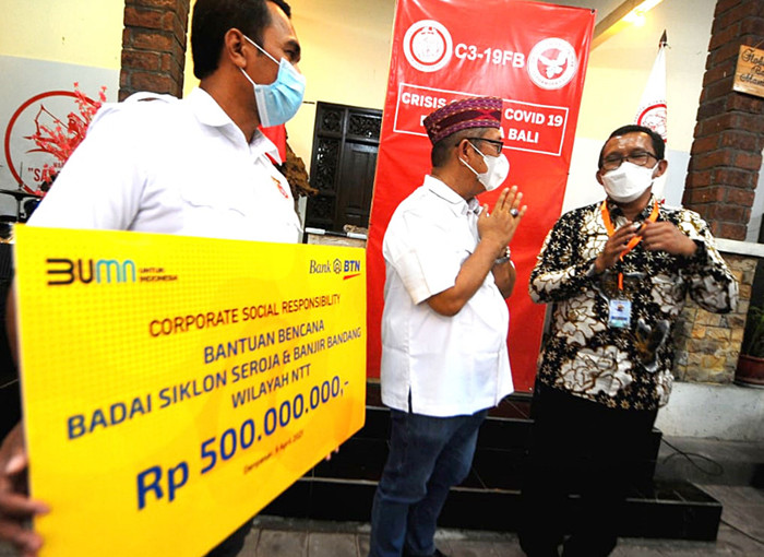 Direktur Utama BTN Haru Koesmahargyo menyerahkan bantuan CSR senilai Rp500 juta untuk korban bencana NTT di Bali, Jumat (9/4/2021).
