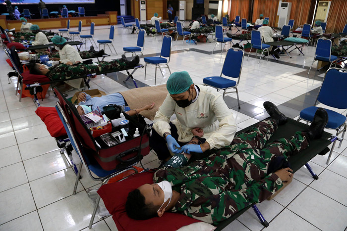 Kegiatan donor darah konvensional dan plasma konvalesen di Gedung Mulyadi dan R.E. Martadinata, Kodiklatal, Bumimoro, Surabaya, Jawa Timur, Kamis (8/4/2021).