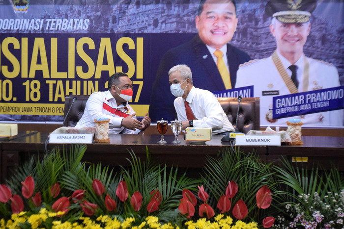 Gubernur Jateng Ganjar Pranowo dan Kepala BP2MI Benny Rhamdani saat Rakortas Sosialisasi UU Nomor 18/2017 tentang Pelindungan PMI di Semarang, Jumat (9/4/2021).