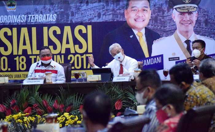 Gubernur Jateng Ganjar Pranowo dan Kepala BP2MI Benny Rhamdani saat Rakortas Sosialisasi UU Nomor 18/2017 tentang Pelindungan PMI di Semarang, Jumat (9/4/2021).