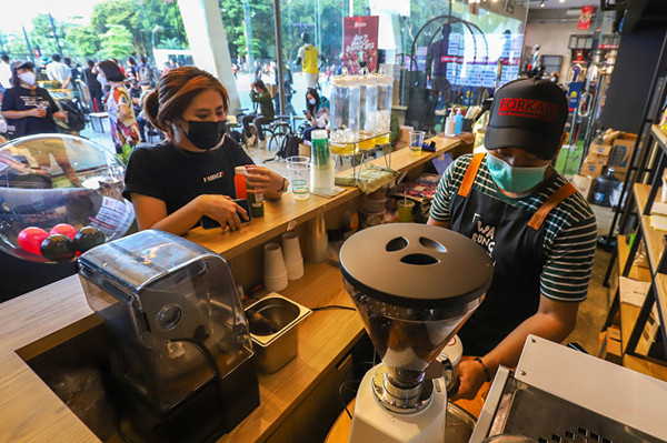Pengunjung saat memesan makanan dan minuman di Garuda Cafe area Stadion Utama Gelora Bung Karno, Jakarta, Jumat (9/4/2021).
