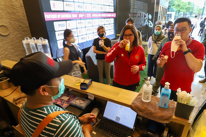 Pengunjung saat memesan makanan dan minuman di Garuda Cafe area Stadion Utama Gelora Bung Karno, Jakarta, Jumat (9/4/2021).