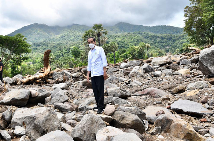 Presiden Joko Widodo mengunjungi Desa Amakaka, Kecamatan Ile Ape, yang merupakan salah satu lokasi terdampak bencana di Nusa Tenggara Timur, Jumat, (9/4/2021).