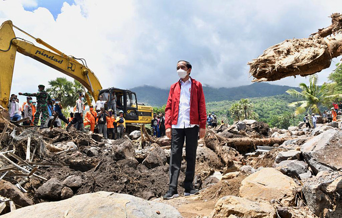 Presiden Joko Widodo mengunjungi Desa Amakaka, Kecamatan Ile Ape, yang merupakan salah satu lokasi terdampak bencana di Nusa Tenggara Timur, Jumat, (9/4/2021).