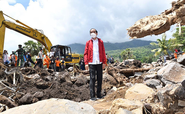Presiden Joko Widodo mengunjungi Desa Amakaka, Kecamatan Ile Ape, yang merupakan salah satu lokasi terdampak bencana di Nusa Tenggara Timur, Jumat, (9/4/2021).