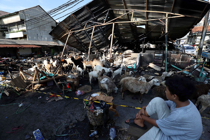 Suasana lokasi pasca kebakaran di Pasar Kambing, Jalan Sabeni Raya, Kebon Melati, Tanah Abang, Jakarta, Jumat (9/4/2021).
