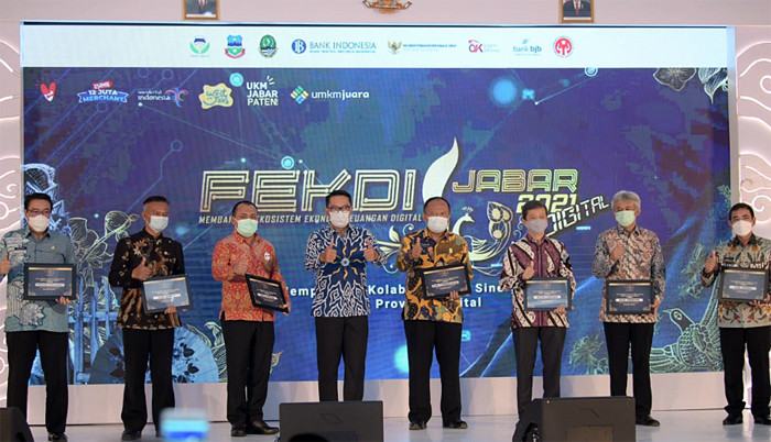 Gubernur Jawa Barat Ridwan Kamil mendeklarasikan 6 Perluasan Digitalisasi (TP2DD) Jabar di Pendopo Bupati Garut, Kabupaten Garut, Jumat (9/4/2021).