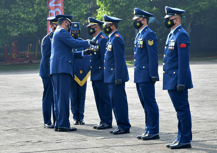 Kepala Staf Angkatan Udara Marsekal TNI Fadjar Prasetyo mengecek kesiapan prajurit saat upacara HUT TNI AU ke-75 di Mabes TNI AU, Cilangkap, Jumat (9/4/2021).