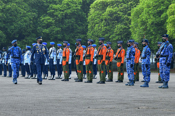 Kepala Staf Angkatan Udara Marsekal TNI Fadjar Prasetyo mengecek kesiapan prajurit saat upacara HUT TNI AU ke-75 di Mabes TNI AU, Cilangkap, Jumat (9/4/2021).