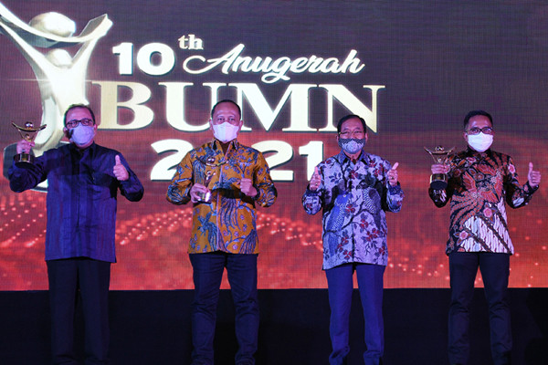Direktur Utama WEGE Narisman Prasetyo berfoto bersama saat Ajang Anugerah BUMN 2021 di Jakarta, Kamis (8/4/2021).