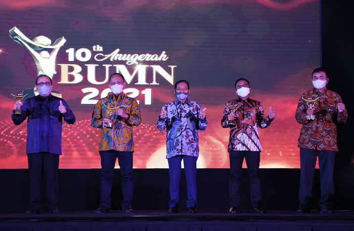 Direktur Utama WEGE Narisman Prasetyo berfoto bersama saat Ajang Anugerah BUMN 2021 di Jakarta, Kamis (8/4/2021).