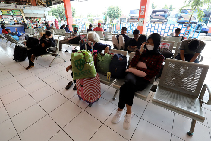 Calon penumpang saat menunggu bus di Terminal Kampung Rambutan, Jakarta Timur, Sabtu (10/4/2021).