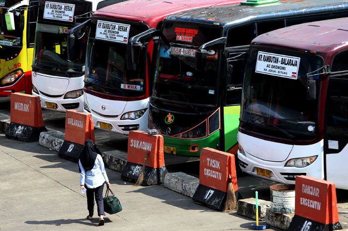 Calon penumpang saat menunggu bus di Terminal Kampung Rambutan, Jakarta Timur, Sabtu (10/4/2021).