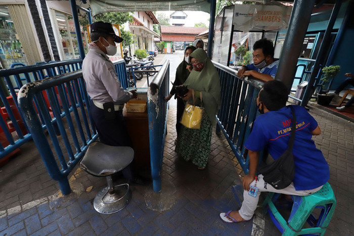 Calon penumpang saat menunggu bus di Terminal Kampung Rambutan, Jakarta Timur, Sabtu (10/4/2021).