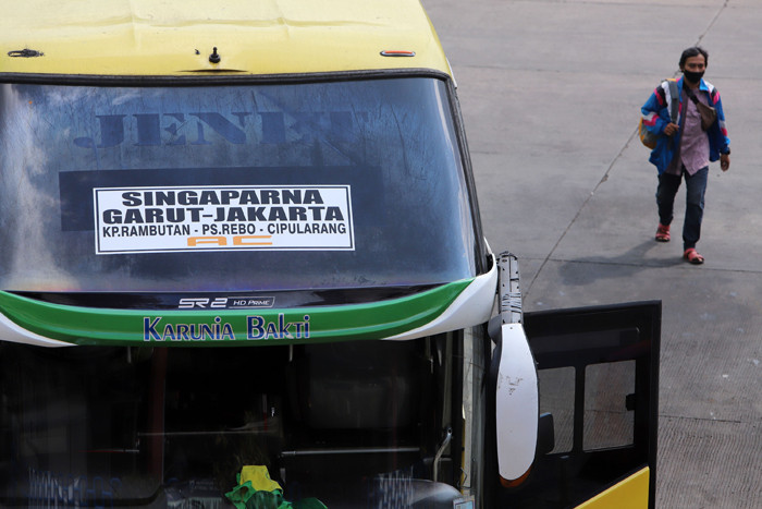 Calon penumpang saat menunggu bus di Terminal Kampung Rambutan, Jakarta Timur, Sabtu (10/4/2021).
