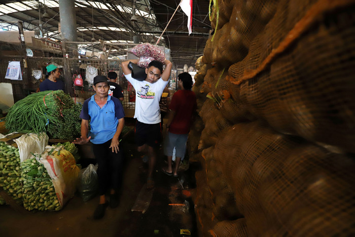 Suasana aktivitas Pasar Induk, Kramat Jati, Jakarta Timur, Sabtu (10/4/2021).